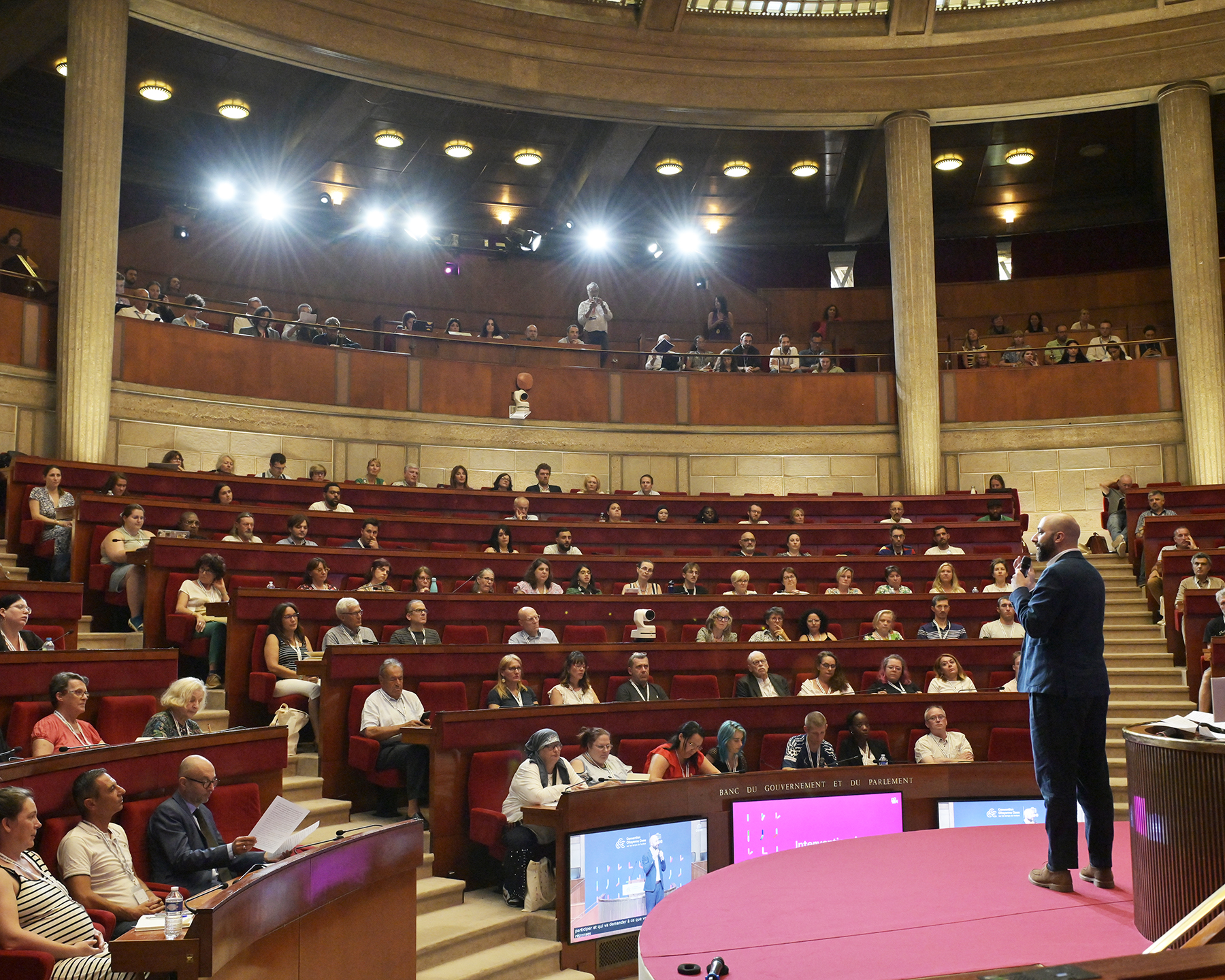 Les citoyennes et citoyens de la Convention citoyenne dans l'hémicycle du CESE