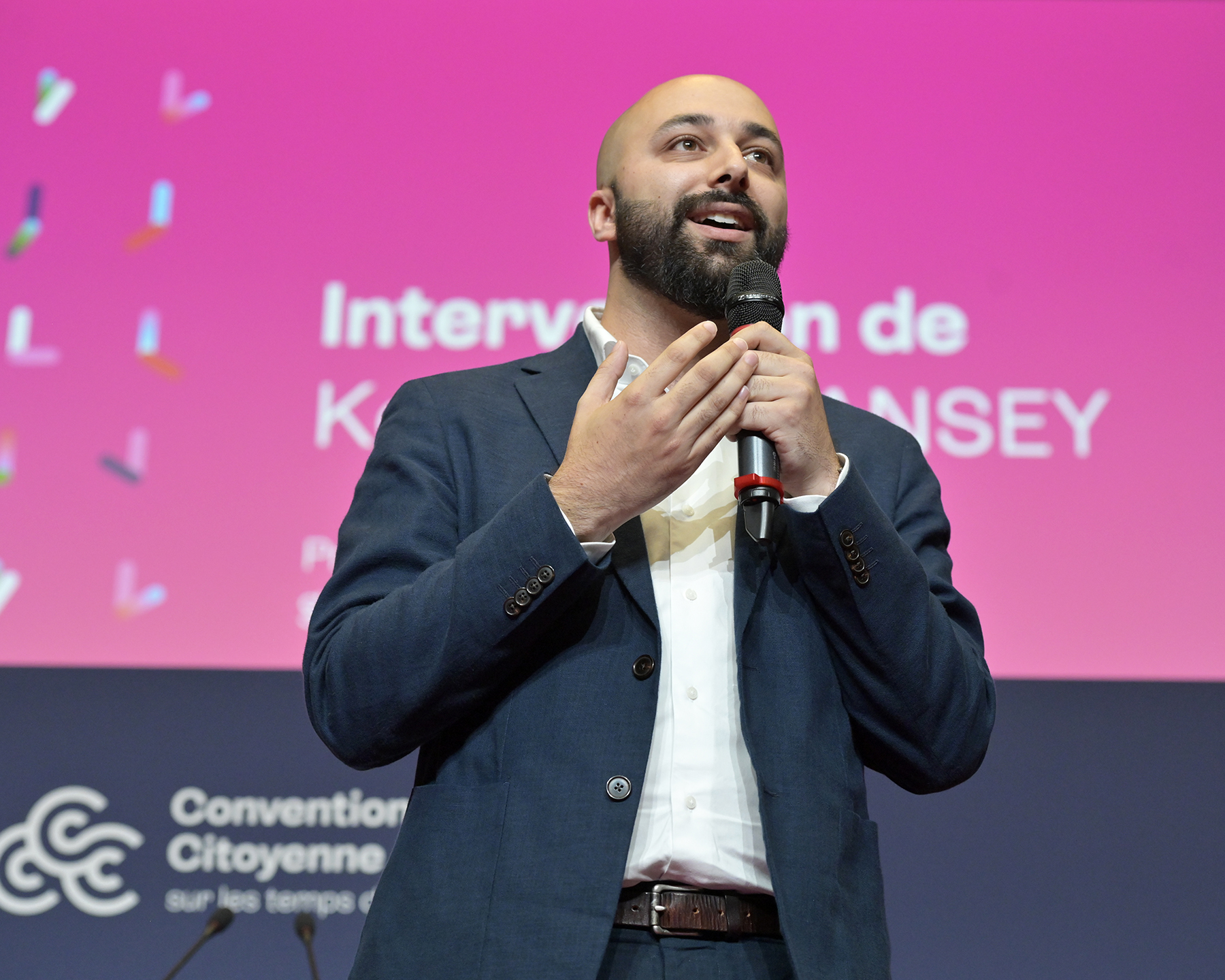 Kenza Occansey qui prend la parole sur scène